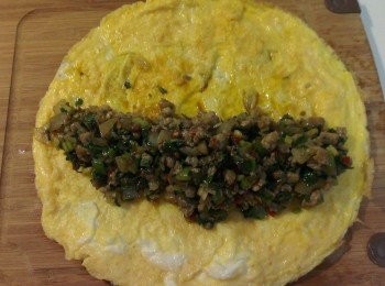 step8: 取出蛋皮加上炒好的絞肉輕輕地捲起來