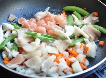 step2: 熱鍋後，將所有<span class="group_1">食材</span>爆香拌炒