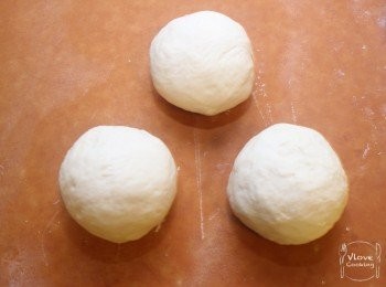 step8: 完成第1次發酵後, 取出麵團分成3-4 等份後搓圓, 蓋上濕布或保鮮紙 (約15分鐘)-第2次發酵