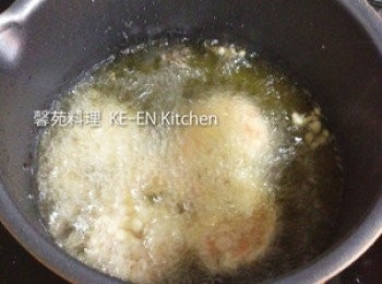 step4: 用大火炸蝦仁、約2分