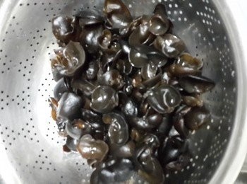 step3: 浸發木耳去蒂，洗淨，出水3分鐘