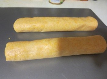 step6: 将面团分成2~3份，没一份都用手揉搓成长圆条形。

保鲜膜包好，放冷藏室放置1小时以上