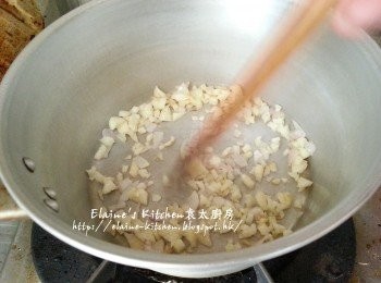 step4: 煲內加入少許油燒熱 , 加入蒜蓉 , 乾蔥蓉爆香