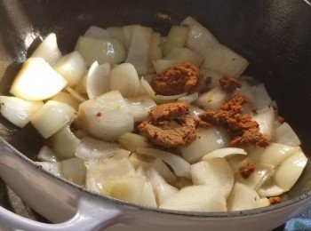 step3: 將洋蔥爆香後加入黃咖喱醬炒香。