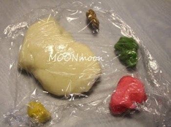 step9: 取出適量加入食用色素搓勻。