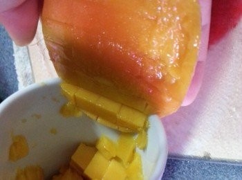 step6: 再將芒果用杯在杯邊插入杯內去皮,芒果粒就會掉在杯中