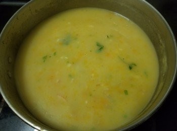 step10: 做法 :

先將五花腩用薑片, 少少黃酒油出水備用 , 用 1 公升水將甘荀 , 薯仔 , 五花腩放入大火滾起 , 轉中火煲 1 小時 , 將甘荀, 薯仔取出稍為放涼後壓成蓉備用 , 再轉中細火將五花腩煲多 1 小時後取出 , (如覺得水少了可加少少水) .

取出五花腩後, 將洋蔥粒 , 甘荀蓉 , 薯蓉放入加多 1/2 公升水滾起後 , 再放入蟹柳片 , 麵粉 ( 麵粉要用篩慢慢放入 , 避免成一粒粒 ) , 大火再滾起後加入雞粉 , 芫茜 , 完成 . 

(間中須攪動避免燶底)