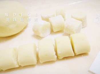 step5: 再揉成長條狀，切小塊。倒入滾水煮熟。