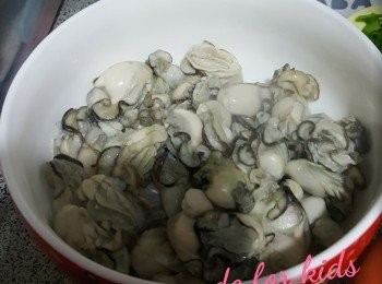 step2: 煲滾適量的水，水滾後，加入紹酒，將蠔仔飛水，灼約十秒至半生熟，取出瀝乾備用。