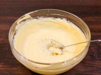 step7: 芝士餡做法：加入蛋黃、檸檬汁和雲呢拿香油打勻即成芝士餡。倒入保鮮袋或唧花袋中備用。