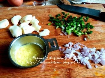 step1: 薑磨成薑汁 , 乾蔥頭去衣切粒 , 蒜頭去衣拍扁 , 蔥切粒