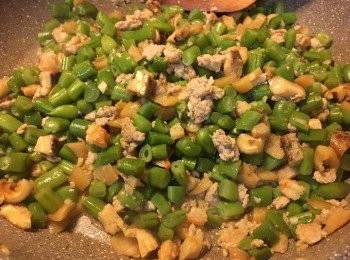 step4: 跟住加入四季豆、冬菇、菜脯再炒幾分鐘