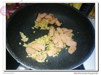 step4: 加入香腸一同炒約1分鐘。