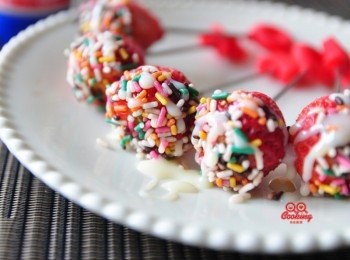 step4: 沾裹彩色米的草莓棒!