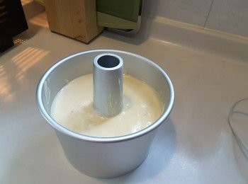 step11: 把混合好蛋糕糊倒入模具中，用膠刮輕輕刮平糊面，底部與枱面碰撞2-3回便可（不要太多回，因會做成底部凹陷）。