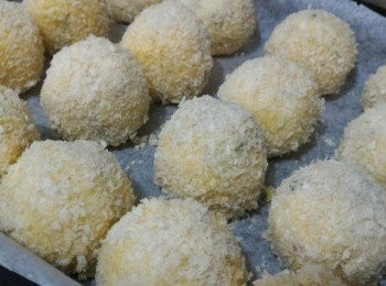 step3: 待步驟(2)降溫後搓圓，再順序沾上麵粉、蛋液和麵包糠，放入焗爐用180℃(已預熱)焗25分鐘至金黄便可。