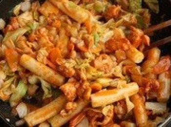 step5: 蔬菜變軟之後加入韓國辣醬，辣椒粉炒勻。 
嚐一下味道，如果不夠味，再加生抽和鹽<span class="group_3">調味</span>。韓國辣醬味道濃郁，一般都已經夠味的了。