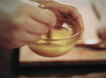 step2: 把兩顆雞蛋黃跟蛋白分開, 蛋白保留備用