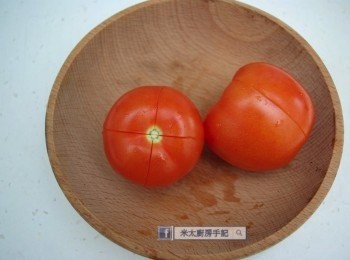 step3: 在番茄皮上輕輕切"十"字。