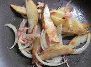 step4: 最放回洋蔥及培根絲,加少許塩及黑胡椒調味拌炒即可