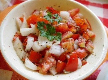 step3: *<span class="group_2">莎莎醬</span>:洋蔥切末，檸檬擠汁，番茄挖出籽切塊，與其他調味混合即可。