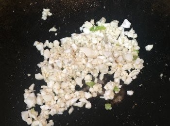 step4: 再燒熱鑊，用鑊中剩餘的少量油份炒香咸蛋白。