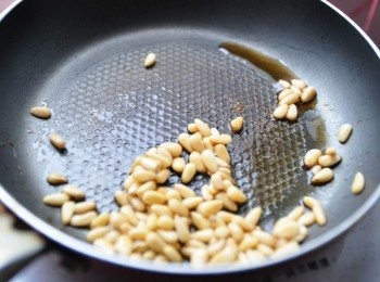 step5: 將松子下鍋拌炒爆香