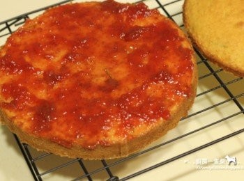 step7: 放涼後將蛋糕剖半，中間抹上一層草莓醬或其他喜歡的果醬夾起，表面撒些糖粉做裝飾即可。