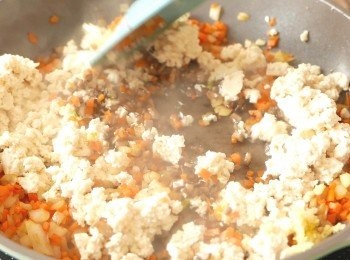 step5: 下蘑菇、蒜頭和豆腐炒勻。