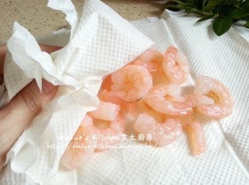 step5: 加入熱水浸3分鐘至轉色 , 盛起蝦仁用廚紙抹乾水份
