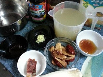 step1: 預備好所有材料:薑切成米粒,紅棗切細條,雞脾菇洗淨