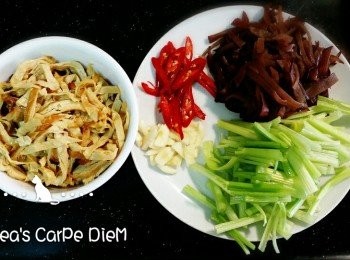 step1: 1.將木耳洗淨切絲 2.芹菜(莖部)洗淨切段 3.豆包可以撥成絲狀或是片狀切長條都可以 4.辣椒斜切細段