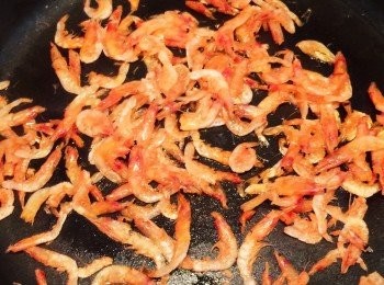 step3: 熱鍋加點油，爆香櫻花蝦，加入油蔥酥(我買現成的，厚工的可以自己做)及蘿蔔絲，稍微拌炒一下即可起鍋