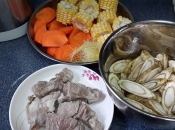 step4: 用鋼絲擦去牛蒡表皮的污物，洗淨、斜刀將牛蒡切成片，浸於清水中，可防止牛蒡遇到空氣養化而變黑；將泥蘿蔔刨皮洗淨，用滾刀法切成塊