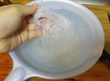 step1: 蝦米和粉絲用水浸至軟身後瀝乾水備用，節瓜切條備用