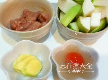 step1: 瘦肉切片後加調味醃半小時，節瓜去皮切件，咸蛋清洗乾淨