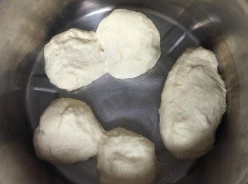 step2: 整形——整成任何形狀都可以圓體長形都OK  。將麵包體放至鍋內(預防沾黏可鋪烘焙紙or抹油)別擺太近~再放入電鍋發酵15分鐘會再膨脹至兩倍大