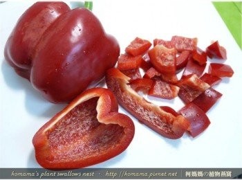 step4: 將甜椒洗淨、去籽後，分切成小塊狀備用。