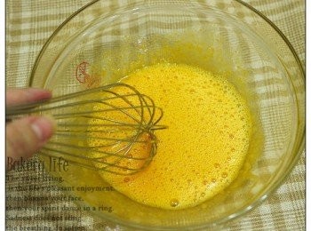 step4: 5.乳化的過程:
  蛋黃盆中加入水,剛開始攪拌時會產生很多粗大的氣泡,
  這是正常的.隨著攪拌會發現氣泡慢慢變小.攪拌方式可以隨意.
  輕微就好速度別太快.十字 順時鐘 逆時鐘都可以.
  約莫5~6分鐘就完成.
  乳化的作用是由水分和油分兩者所產生,
  並非攪拌發泡的而導致.並藉由蛋黃的幫助來達到乳化的效果.