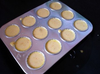 step3: 取出模型或小杯子抹一層牛油，把麵糊倒入9分滿。