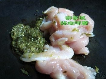 step4: 切薄片的<a href="https://bit.ly/3EZL8dD" target="_blank" data-keyword="雞胸" class="guide-link"><strong>雞胸</strong></a> <span style="display:inline-block;vertical-align:middle;margin-top:-3px;color:initial;border-radius:3px;padding:2px 3px;font-size:12px;line-height:14px;background:#87d300;color:#fff;">即買</span> 肉炒香