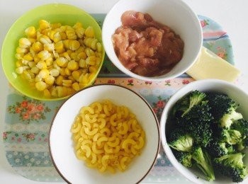 step1: 梅頭肉洗淨切粒，以少許熟水、鹽、糖及生粉略醃。
栗米蒸10分鐘後待涼，用鐵羹逐行拆粟米粒