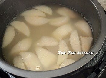 step2: 薏米浸1小時，無花果略沖洗，雪梨去芯切件（我怕農藥、所以我會去皮）。所有材料大火滾起後煲10分鐘，再小火煲50分鐘，最後調入冰糖煮溶，其實唔開火焗一陣，冰糖都會自己溶。