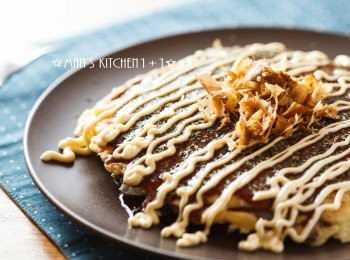 step6: 最後塗上適量的豬排醬，灑上海苔粉，再淋上適量的日式美乃滋，最後再放上柴魚片，這樣就完成了帶有自己獨特風味的大阪燒了；跟著家人一起動手做，保證好玩又好吃。