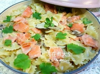 step6: 最後，關火加入煙三文魚、鹽及黑胡椒拌勻調味，上碟後加黑松露片裝飾即可享用