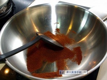 step2: 蝦子放入鋼鍋裏，用小火炒香。(一次可以炒多些，放入雪櫃備用。)