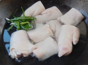 step2: 鍋裡放水，蔥和薑片，下豬手，焯一下。