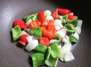 step3: 鍋中放油加入作法2.稍炒盛起備用