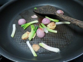 step2: 落少許油起鑊,先爆香紅蔥頭.薑片及蔥白段