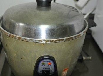 step5: 蓋上鍋子按下電源開始燉煮